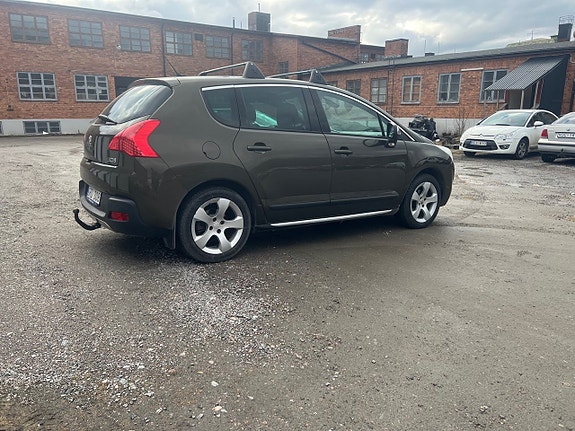 Peugeot 3008 2 of 5