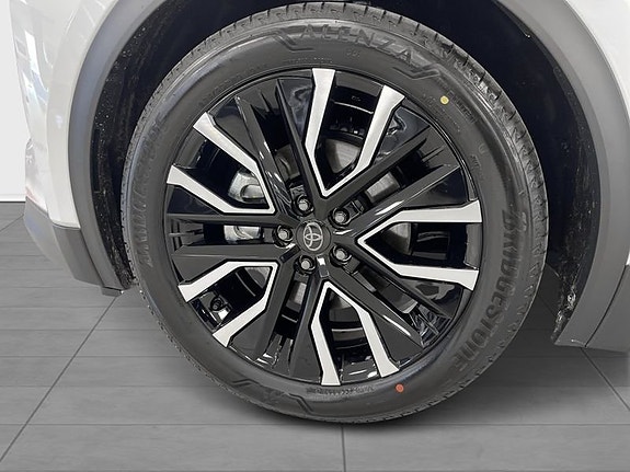 Toyota C-HR+ 16 of 18