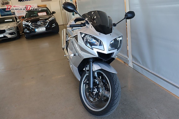 Triumph 600 Daytona SVENSKSÅLD LÅGMILAD SAMLAROBJEKT 3 of 23