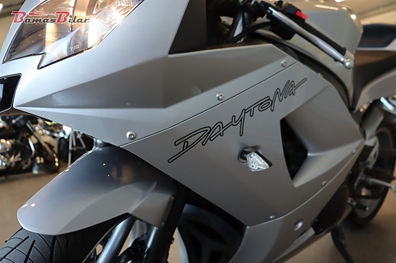 Triumph 600 Daytona SVENSKSÅLD LÅGMILAD SAMLAROBJEKT 14 of 23