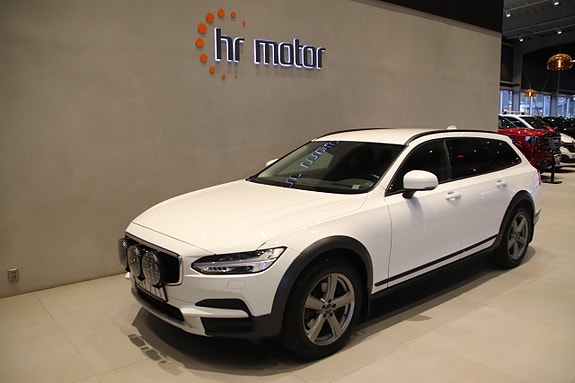 Volvo V90 Cross Country 2 of 5