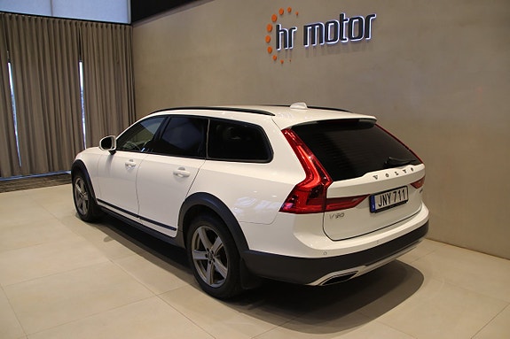 Volvo V90 Cross Country 3 of 5