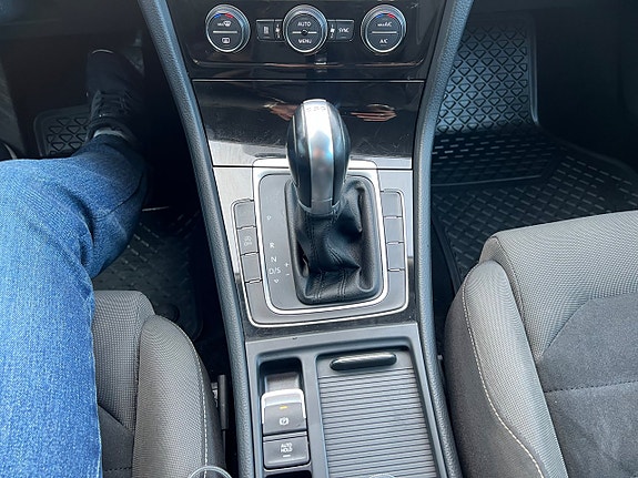 Volkswagen Golf VII 12 of 23