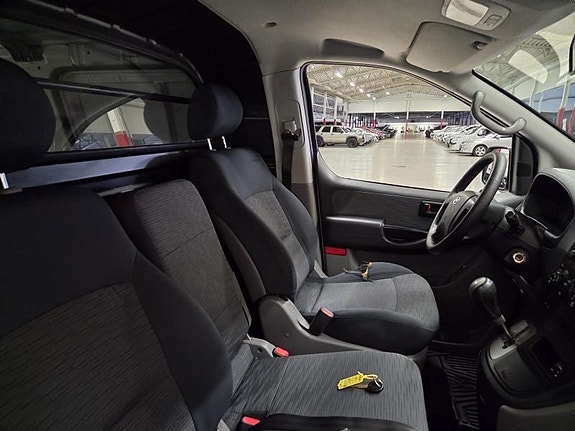 Hyundai H-1 4 of 5