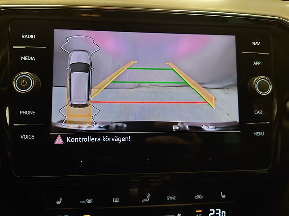 Volkswagen Passat Alltrack 17 of 19