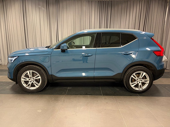 Volvo XC40 2 of 5