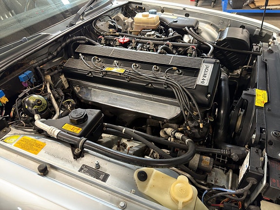Jaguar XJ 21 of 27