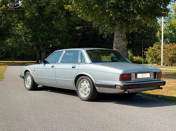 Jaguar XJ 2 of 27