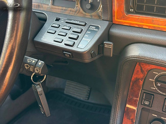 Jaguar XJ 25 of 27