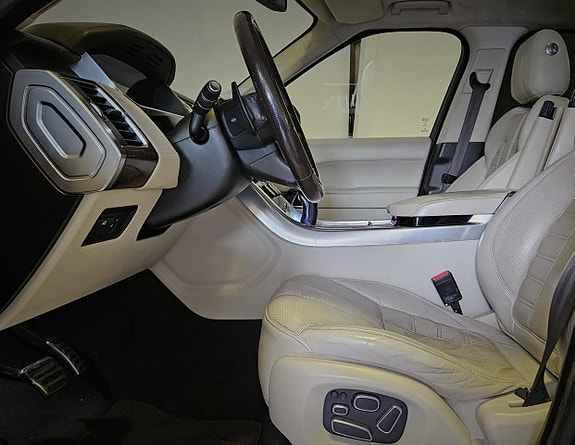 Land Rover Range Rover Sport 16 of 22