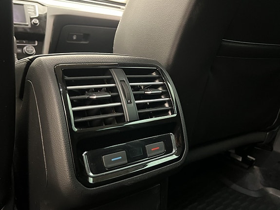 Volkswagen Passat 21 of 29