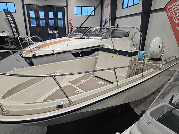 Boston Whaler 22 Outrage  med Suzuki DF200 2023 unik båt