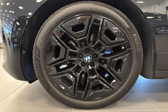 BMW iX 13 of 19