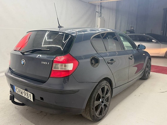 BMW 120i 7 of 12