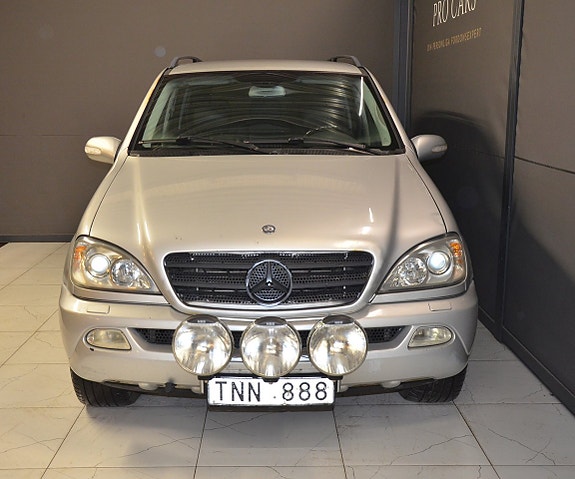 Mercedes-Benz ML270 2 of 5