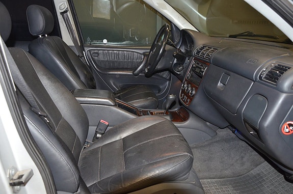 Mercedes-Benz ML270 13 of 21