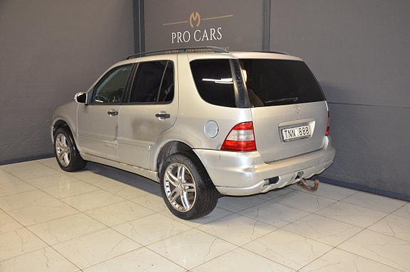 Mercedes-Benz ML270 5 of 5