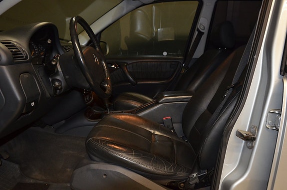 Mercedes-Benz ML270 14 of 21