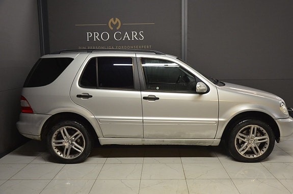 Mercedes-Benz ML270 3 of 5