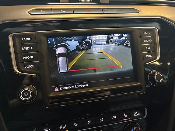 Volkswagen Passat 13 of 22