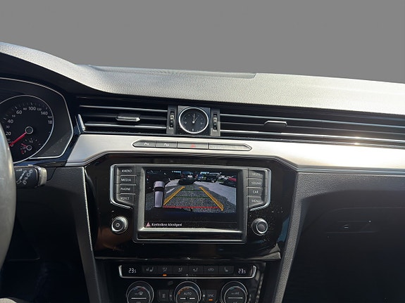 Volkswagen Passat 15 of 22
