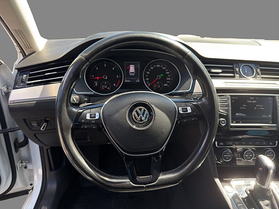 Volkswagen Passat 10 of 22