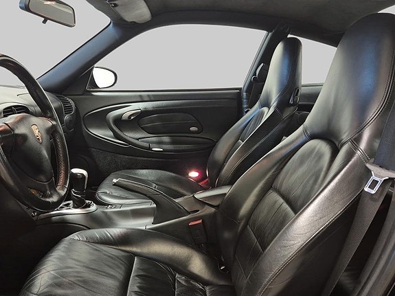 Porsche 911 Carrera 4S 13 of 28