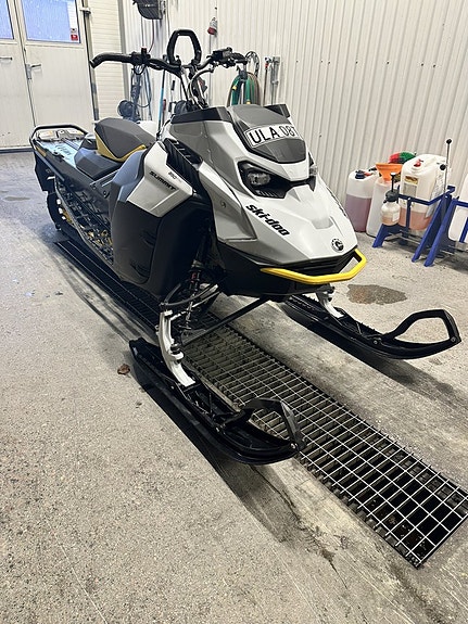 Ski-Doo Summit SP 850E-TEC 146 3 of 4