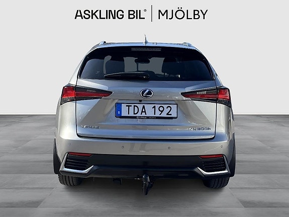 Lexus NX300h 4 of 5