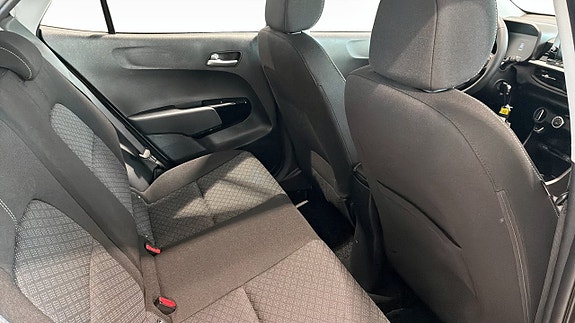 Kia Picanto 7 of 10