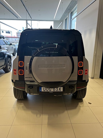 Land Rover Defender 110 4 of 5