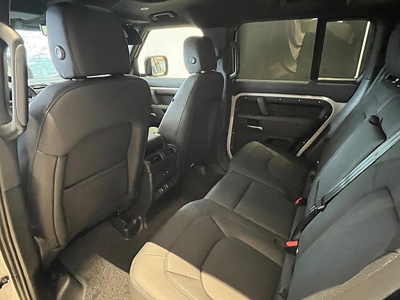 Land Rover Defender 110 7 of 8