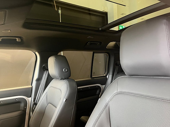 Land Rover Defender 110 6 of 8