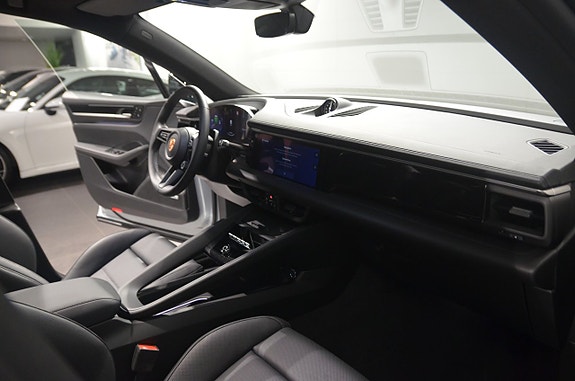 Porsche Macan 4 13 of 20