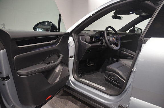 Porsche Macan 4 9 of 20