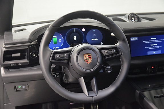 Porsche Macan 4 16 of 20