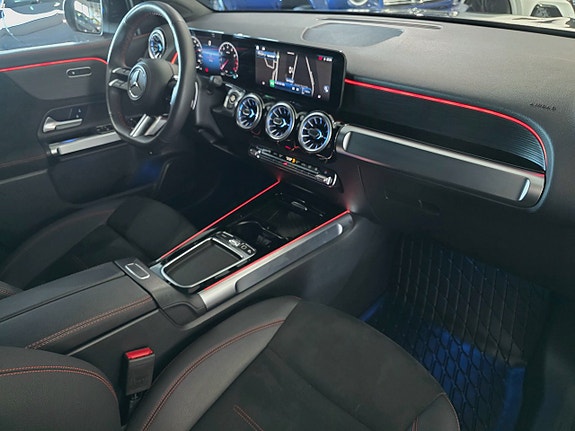Mercedes-Benz GLB200 3 of 15