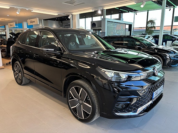 Volkswagen Tiguan 3 of 5