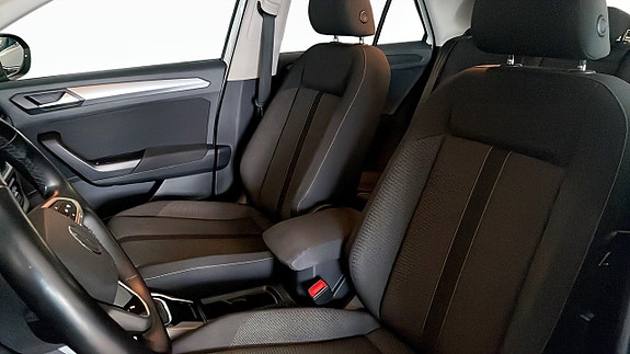 Volkswagen T-Roc 8 of 12