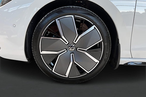 Volkswagen Passat 9 of 11