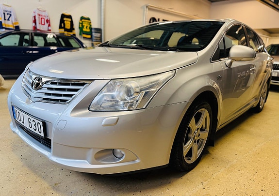 Toyota Avensis 2 of 5