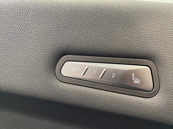 BMW iX 10 of 14