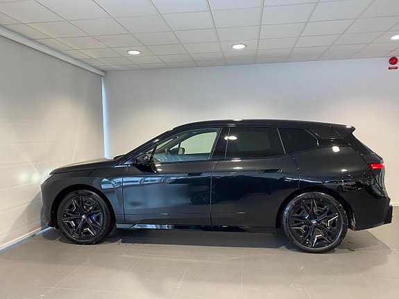 BMW iX 2 of 5