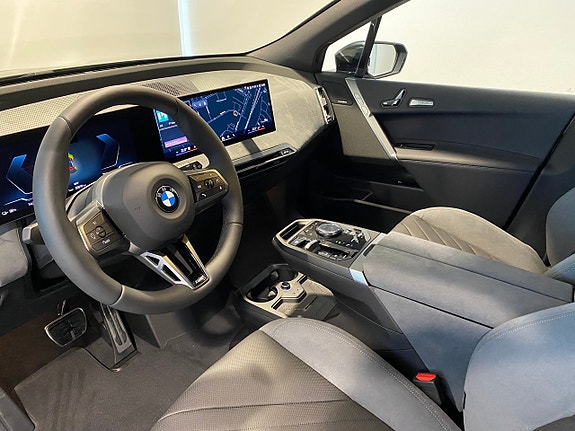 BMW iX 4 of 5