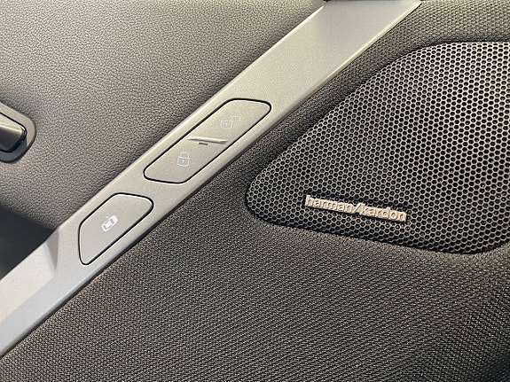 BMW iX 9 of 14