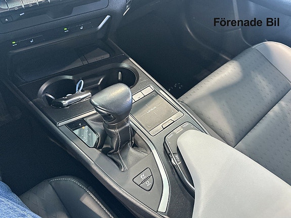 Lexus UX250h 10 of 15