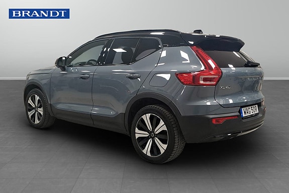 Volvo XC40 2 of 5