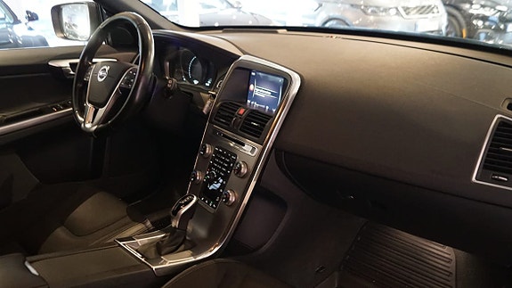 Volvo XC60 8 of 12