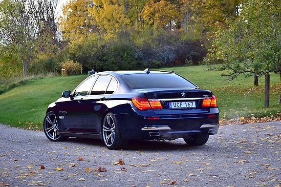 BMW 750i 3 of 5