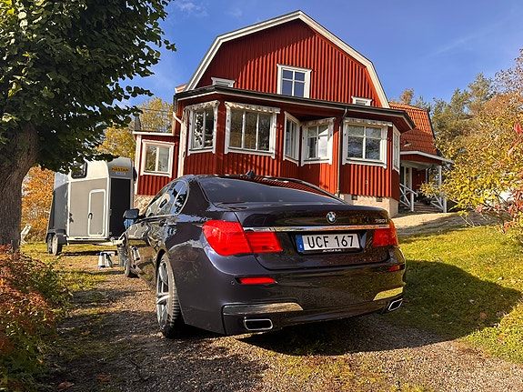 BMW 750i 5 of 5